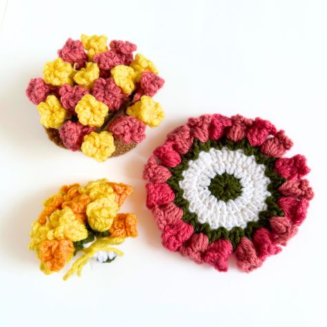 Bouquet Crochet, Learn Crochet, Crochet Coasters Free Pattern, Flower Coaster, Coaster Pattern, Crochet Flowers Free Pattern, Crochet Coaster Pattern, Crochet Coaster, Crocheted Flowers