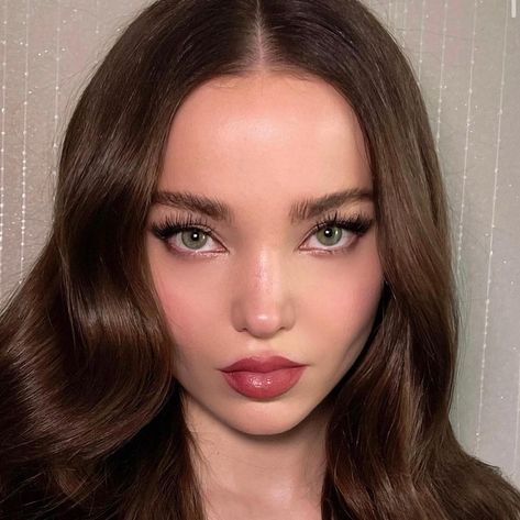 Dove Cameron Brunette, Dove Cameron Lips, Cakey Makeup, Kim Basinger, Morticia Addams, Best Makeup Tips, Look At The Moon, Natural Eyelashes, How To Apply Mascara