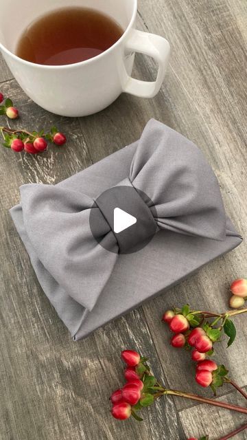 Gift Wrapping Ideas With Fabric, Library Gift Ideas, How To Tie A Gift Box Ribbon, How To Wrap Glasses As A Gift, Gift Wrap With Fabric, Fabric Wrapped Gifts, Gift Wrapping With Fabric, Fabric Wrapping Ideas, Cloth Wrapping Ideas