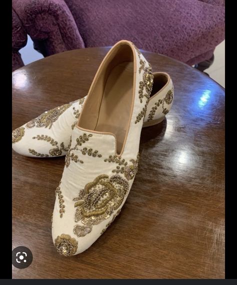 Sherwani Shoes, Indian Shoes, Men's Wedding Shoes, Groom Shoes, Indian Kurta, Wedding Dress Pictures, Groom Wear, India Fashion, Dress Picture