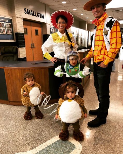 25 Cute and Creative Halloween Costume Ideas for Twins | Parenting Questions | Mamas Uncut Baby Twin Halloween Costumes, Matching Family Halloween Costumes, Family Themed Halloween Costumes, Sibling Halloween Costumes, Twin Costumes, Twin Halloween, Twin Halloween Costumes, Themed Halloween Costumes, Matching Halloween