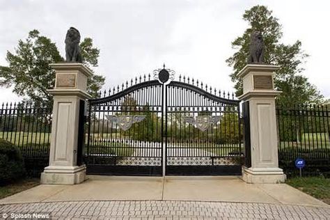 House Gate Entrance, Mansion Gate, Estate Gates, Gate Entrance, Fence Gate Design, Modern Gate, Driveway Entrance, Entrance Gates Design, Front Gate Design