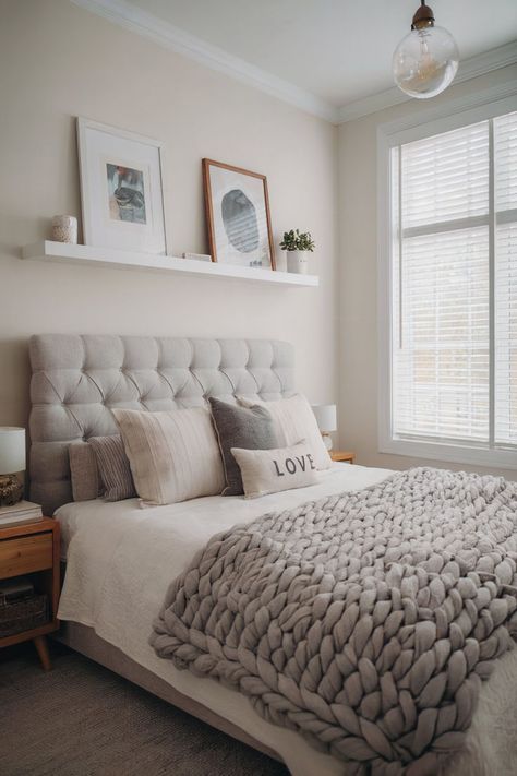 A minimalist grey bedroom with a cozy, textured blanket and neutral accents for a serene aesthetic. Bedroom Ideas Grey Headboard, Light Grey Bedroom Ideas, Gray Headboard Bedroom Decor, Gray Bed Frame Bedroom Ideas, Grey Bedroom Inspirations, Grey Bed Frame Bedroom Ideas, Grey Bedroom Decor Ideas, Grey Headboard Bedroom Ideas, Grey Headboard Bedroom Ideas Decor