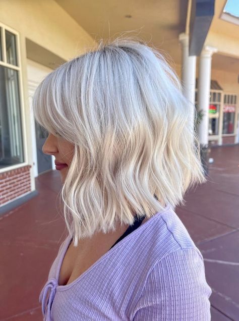 Summer hair style White Blonde Bob With Fringe, Platinum Blonde Bob With Curtain Bangs, Icy Blonde Bob With Bangs, Bleach Blonde Bob With Bangs, Blonde Bob With Curtain Bangs, Icy Blonde Bob, Blonde Hair Wedding, Bleach Blonde Bob, White Blonde Bob