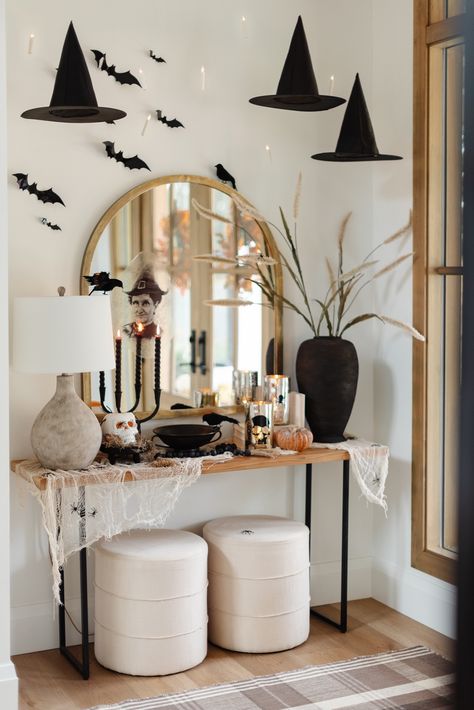 Wallpaper Backgrounds Halloween, Wallpaper Aesthetic Halloween, Halloween Entry Table, Fall Entry Table Decor, Entrada Halloween, Entry Decoration, Aesthetic Halloween Wallpaper, Halloween Home Decorations, Halloween Wallpaper Aesthetic