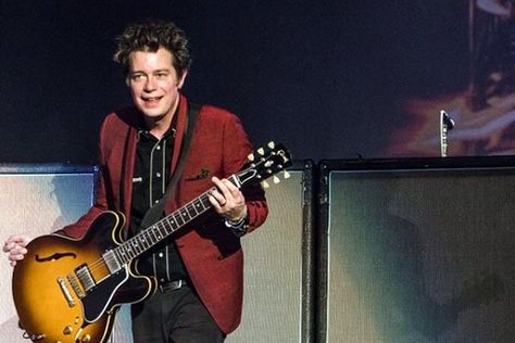 Musician Jason White's Wife Is Janna Rollins And Has A Son Sonny White | eCelebrityMirror Jason White Green Day, White Retro Leather Jacket With Long Sleeves, Adrienne Armstrong, Larry Smith, Weissenborn Guitar, Pink Sash, Jason White, Soundgarden Lead Singer, Joe Armstrong