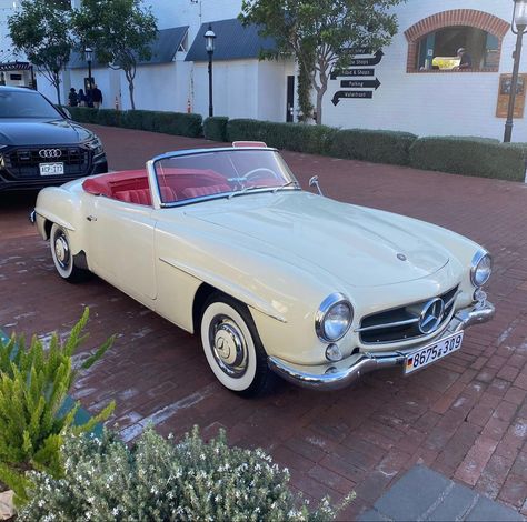 Old Aesthetic Cars, Oldies Cars, Nice Old Cars, Old Fashion Cars, Vintage Car, Cute Old Cars Vintage, Cream Car, White Vintage Convertible, Vintage White Mercedes Convertible