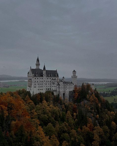 Rainy Castle Aesthetic, Germany In The Fall, Poet Core, Wallpaper Calming, Fall Castle, Halloween Fall Aesthetic, Fairytale Halloween, Fall Aesthetic Dark, Castle Fairytale