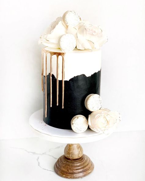 Black and white cake with drip, macaroons and roses Black White Gold Cake, Black Drip Cake, White Macaroons, Cake With Drip, Black And White Birthday Cake, Chocolate Birthday Cake Decoration, Gold And White Cake, Birthday Drip Cake, Black And White Cake