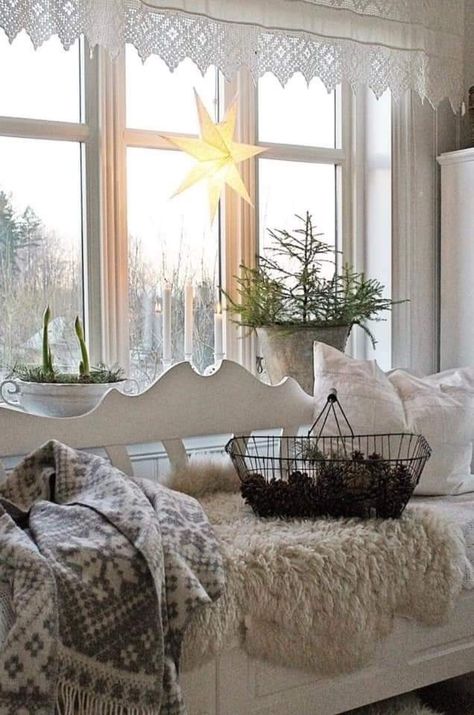 Switzerland Country, Norwegian Cottage, Rustic Winter Decor, Shabby Chic Decorating, Pinterest Christmas, Vibeke Design, Deco Champetre, Christmas Cottage, Interior Minimalista