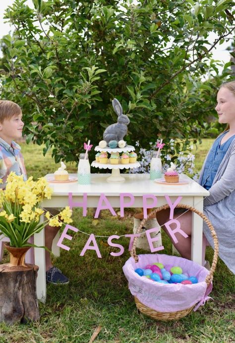 Cute Easter party and Easter table decor for kids with Cricut  #ad Easter Kids Table, Diy Crayons, Easter Table Decor, Easter Table Runners, Easter Bunny Cake, Easter Basket Tags, Easter Garland, Easter Eggs Chocolate, Easter Basket Diy