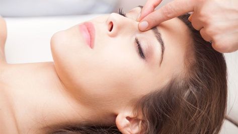 Learn how to do an aromatic #acupressure #facial #massage at home. Reflexology Benefits, Home Remedy For Headache, Shiatsu Massage Acupressure, Acupuncture Benefits, Energy Psychology, Acupressure Massage, Natural Headache Remedies, Shiatsu Massage, Headache Relief