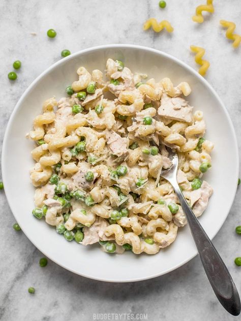 This quick and comforting Creamy Tuna Pasta with Peas and Parmesan is a fast and easy weeknight dinner that only requires a few simple ingredients. Budgetbytes.com Fridge Healthy, Best Italian Dishes, Creamy Tuna Pasta, Pasta With Peas, Pasta With Chicken, Pasta Puttanesca, Tuna Salad Pasta, Pasta Cremosa, Tuna Pasta