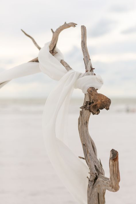 Beach Wedding Ceremony Decor, Minimal Beach Wedding, Siren Wedding, Beach Hotel Wedding, Waterfront Wedding Ceremony, Travel Inspired Wedding, Clearwater Beach Wedding, Beach Wedding Arch, Travel Inspired Decor