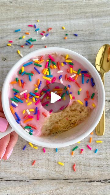 Fitwaffle Kitchen | Eloise on Instagram: "SPRINKLE DONUT MUG CAKE 😍

This mug cake is super soft and moist, and vanilla-y, with a sweet pink glaze and sprinkles 🤤 and it’s so easy to make!

If you’re wondering why I called it a ‘donut’ mug cake… I don’t really know, it just reminded me of those pink ring donuts you get at the supermarkets with sprinkles on, oh and the Homer Simpson donut! 😂

Sound on for full instructions 🔉

All you need is:

For the cake:
4 tbsp plain flour, heat-treated
2 tbsp granulated sugar
1/4 tsp baking powder
40ml water
25ml oil (or melted butter)
1/2 tsp vanilla extract

Icing:
2 tbsp icing sugar
1 tsp milk
Sprinkles

Makes 1 large or 2 smaller mug cakes - feel free to half the recipe to make 1 smaller mug cake 🥰

All cooking times are a guide, so please watc Donut Mug Cake, Homer Simpson Donut, Fitwaffle Kitchen, Homer Simpson Donuts, Tiktok Trends, Sprinkle Donut, Icing Sugar, Summer Food, Homer Simpson