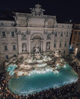 This famous fountain. | 26 Photos That Will Make You Want To Spend 2017 Travelling Trevi Fountain Rome, Living Modern, Trevi Fountain, Destination Voyage, Italy Photo, Visit Italy, Miranda Kerr, Rome Italy, Best Vacations