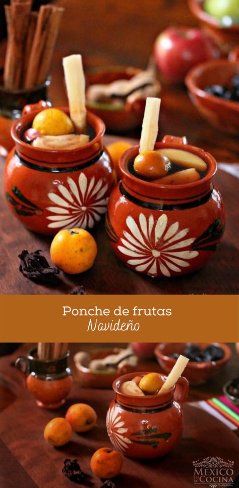 Como hacer Ponche de frutas Navideño │La época navideña en México está llena de tradiciones y sabores propias de la festividades decembrinas y uno de esos sabores únicos y deliciosos es nuestro tradicional Ponche de frutas Navideño. #comidamexicana #saboresdemexico #recetamexicana #ponche #frutas #mexicoenmicocina Mexican Fruit Punch, Ponche Recipe, Mexican Christmas Food, Mexican Fruit, Fruit Punch Recipe, Texas Chili, Traditional Mexican Food, Kitchen Traditional, Christmas Punch Recipes