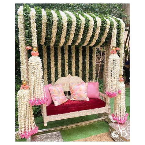 Teej Decoration Ideas At Home, Teej Decoration Ideas, Indian Wedding Decorations Receptions, Modern Wedding Bouquets, Mehendi Decor Ideas, Fun Wedding Decor, Flower Garland Wedding, Desi Wedding Decor, Marriage Decoration