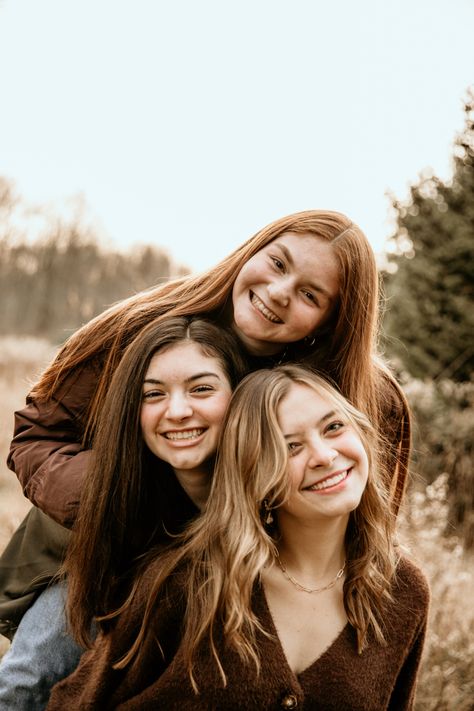 Three Sisters Poses Sibling Pics, Pics With 3 Friends Photo Ideas, Trio Sisters Photoshoot Poses, Photography Poses For 3 Friends, Fall Trio Photoshoot, Teen Siblings Photoshooting Ideas, Trio Friends Photoshoot, Fall Pictures Friends Photo Ideas, Three Sister Poses For Pictures