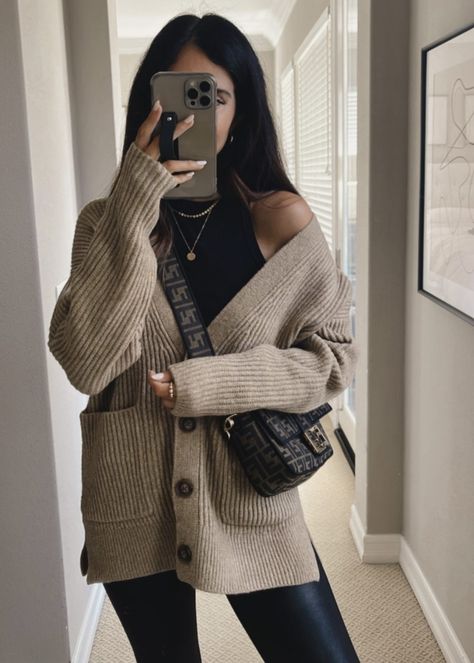 Cozy Mom Outfits, Winter Outfits Cozy, Oversized Cardigan Outfit, Mom Wardrobe, Cozy Fall Outfits, Cozy Winter Outfits, Weekly Outfits, Fall Winter Wardrobe, Cute Winter Outfits