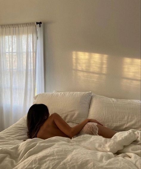 Bed Instagram Pictures, In Bed Selfie, Wanted Aesthetic, Bed Poses, Lingerielook Photoshoot, Morning Bed, Women Sleeping, Sleeping Woman, Bed Selfie