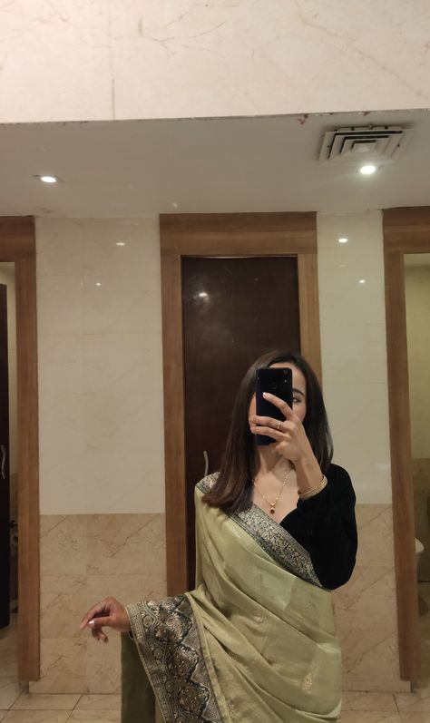 Saari Poses Mirror Selfie, Indian Wear Mirror Selfie, Orange Saree Aesthetic, Saree Mirror Poses, Mirror Selfie Indian Dress, Mirror Selfie Aesthetic Indian, Everyday Saree Look, College Couple Pictures, Girl In Saree Aesthetic