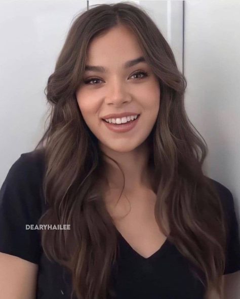 Hailee Steinfeld Style, Red Carpet Hair, Paris Wallpaper, Wallpaper Red, Kate Bishop, Marvel Women, Hailee Steinfeld, Golden Girl, Hottest Celebrities