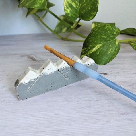 Pottery Brush Holder, Paint Brush Rest, Diy Brush Holder, Ceramic Brush, Brush Rest, Paint Brush Holders, Brush Holders, Beginner Pottery, Diy Air Dry Clay