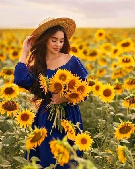 Pictures With Sunflowers, Sunflower Field Photography, Sunflower Field Pictures, Carlsbad Flower Fields, Shooting Couple, Sunflower Photography, Sunflower Photo, Flower Photoshoot, Sunflower Pictures