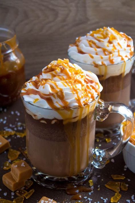 Salted Caramel Hot Chocolate - sweet and salty caramel hot chocolate, topped with sweetened whipped cream, salted caramel sauce and homemade salted caramel sugar! This is the perfect drink for warming up during the cold winter months. Caramel Drinks, Caramel Hot Chocolate, Homemade Salted Caramel, Salted Caramel Hot Chocolate, Salty Caramel, Caramel Recipes Sauce, Sweetened Whipped Cream, Christmas Hot Chocolate, Salted Caramel Sauce