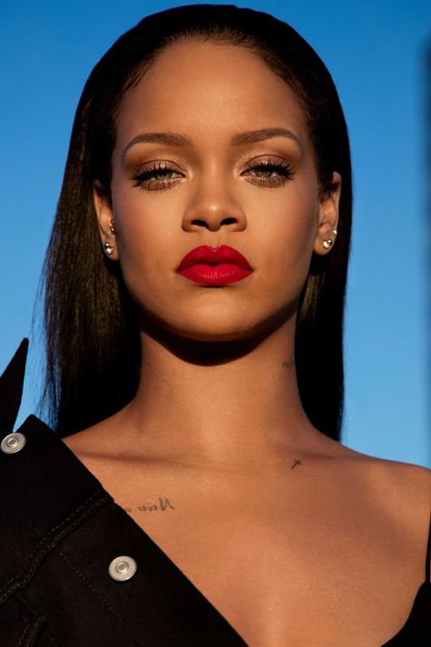 How to Buy Fenty Beauty Stunna Lip Paint Rihanna Makeup, Rihanna Fenty Beauty, Looks Rihanna, Red Lips Makeup Look, Red Liquid Lipstick, Rihanna Love, Rihanna Looks, Rihanna Riri, Celebrity Makeup Looks