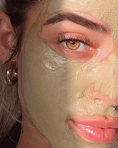 máscara de argila verde Skincare Masks, Diy Facial Mask, Face Mask Aesthetic, Natural Face Care, Green Face Mask, Green Skincare, Mask Aesthetic, Turmeric Face Mask, Glowing Skin Mask