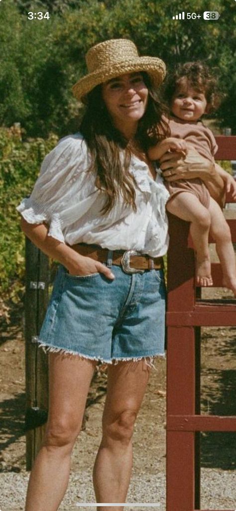 Earthy Mom Aesthetic, 90s Mom Fashion Outfits, 80s Mom Aesthetic, 90s Mom Aesthetic, 90s Mom Fashion, Young Mom Outfits, Granola Mom, Motherhood Aesthetic, Crunchy Mom