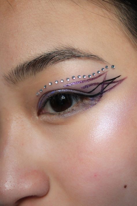 Graphic Liner, Winged Eyeliner, Prom Makeup, Eyeshadow Makeup, Makeup Inspo, Makeup Inspiration, Eyeliner, Face Makeup, Lavender