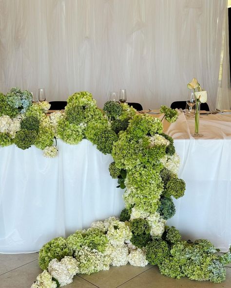 Green Hydrangea Wedding, Flowers In Season, Green Wedding Flowers, Hydrangeas Wedding, Flower Installation, Floral Arrangements Wedding, Garden Party Wedding, Tuscany Wedding, Beautiful Flower Arrangements