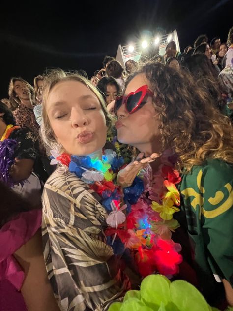 tropical theme highschool football game pic ideas with friends .5x photo idea Pic Ideas With Friends, Highschool Football, Ideas With Friends, Friends Pics, Idea Photo, Aesthetic Life, Spirit Week, Tropical Theme, Football Game