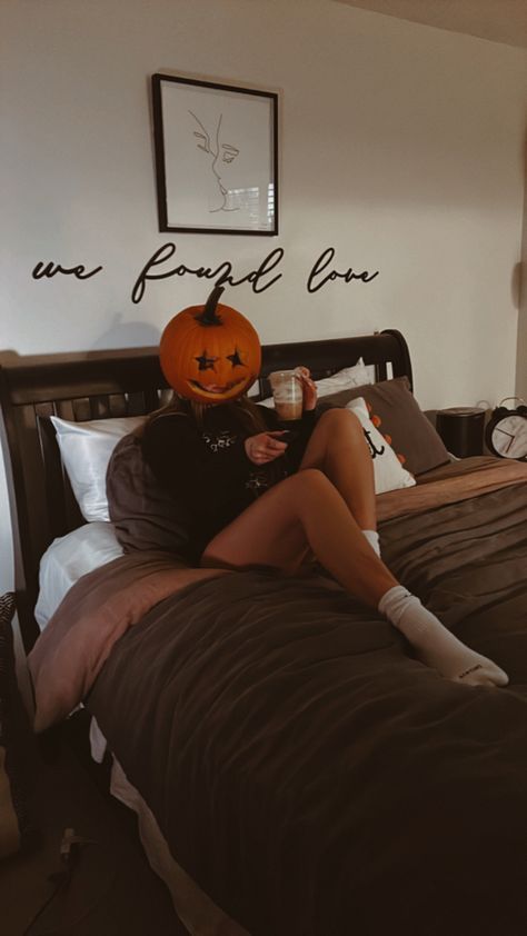 Fotos Halloween, Pumpkin Pictures, Shoot Poses, Fall Bedding, Halloween Party Outfits, Halloween Photo, Halloween Pajamas, Halloween Photoshoot, Halloween Inspo