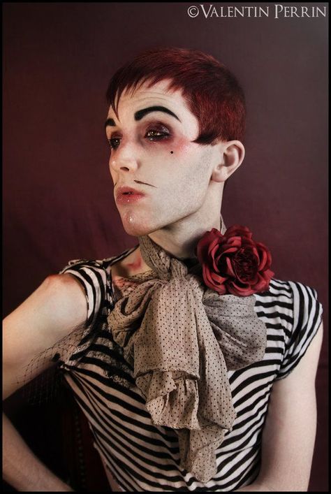 Valentin Perrin, Cabaret Makeup, Cabaret Costume, Circus Makeup, Pierrot Clown, Circus Costumes, Drag Make-up, Dark Circus, Drag King