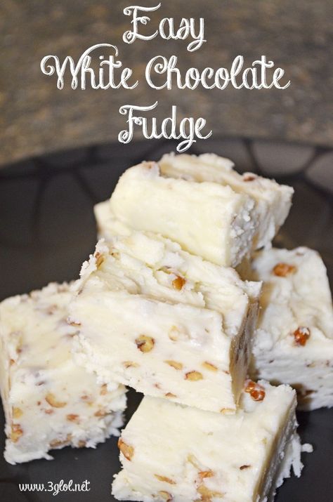 Homemade Fudge Recipes, White Chocolate Fudge, Fudge Recipes Easy, Homemade Fudge, Candy Recipes Homemade, Christmas Candy Recipes, Fudge Easy, Homemade Candies, Candy Desserts