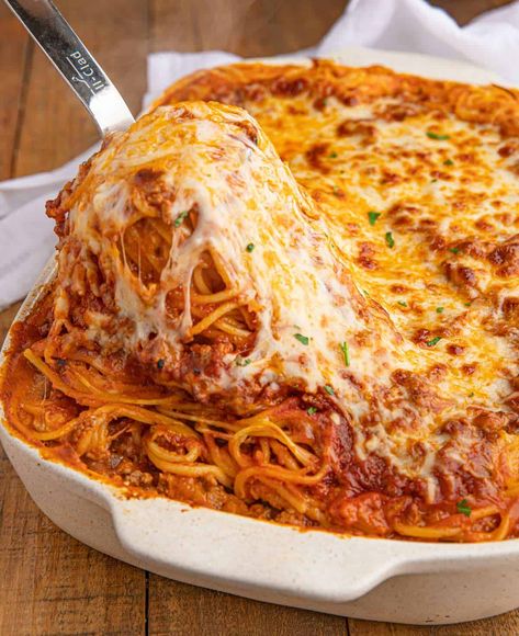 Scoop of Baked Spaghetti Cheesy Baked Spaghetti, Panini Recipes Chicken, Baked Spaghetti Casserole, Strawberry Tiramisu, Baked Spaghetti Recipe, Dinner Then Dessert, Easy Roast Chicken, Meat Lasagna, Spaghetti Casserole