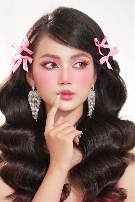 Korean Barbie Makeup, Barbie Doll Makeup Look, Barbie Hairdo, Douyin Pink Makeup, Barbie Makeup Look Doll, Barbie Inspired Hairstyles, Barbie Doll Makeup, Barbie Bow, Thai Makeup