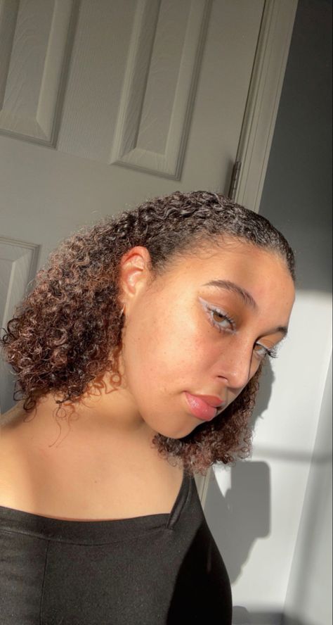 White eyeliner , mixed girl, curly hair styled White Waterline, Waterline Eyeliner, White Eyeliner Makeup, White Eyeliner, Eyeliner Makeup, White Pencil, No Eyeliner Makeup, Eyeliner, Makeup