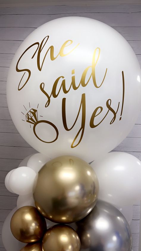 White And Gold Engagement Balloons, I Do Balloons, Engagement Party Balloon Ideas, Simple Engagement Party Ideas Decoration, Just Engaged Decorations, Surprise Engagement Party Ideas, Engaged Balloons, Engagement Party Colors, Engagement Ring Balloon