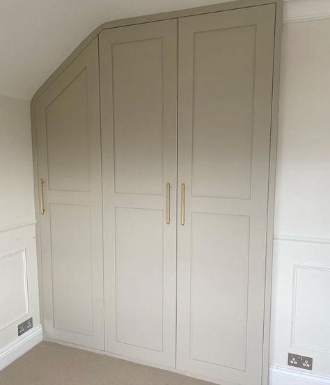 Fitted Wardrobe Colour Ideas, Painting Wardrobes Before And After, Beige Wardrobe Bedroom, Room Paint Colour, Beige Wardrobe, Spain Apartment, Wardrobe Diy, Large Wardrobe, Painted Wardrobe