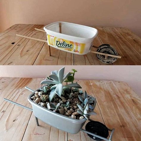 ¡14 Ideas De Macetas Hechas Con Material Reciclado Fácil De Hacer! | Manuaidades eli Plastic Bottle Crafts Diy, Diy Balcony, Plastic Bottle Art, Plant Pot Diy, Plastic Bottle Crafts, Home Vegetable Garden, Diy Holder, Garden Art Diy, Recycled Bottles