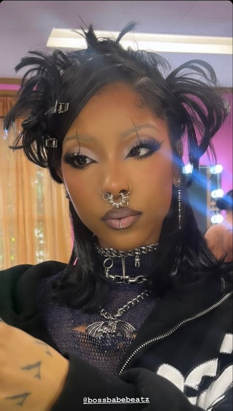 Gothic Makeup On Black Women, Alternative Makeup Black Women, Romantic Goth Makeup Black Women, Alt Wigs For Black Women, Punk Hairstyles Black Women, Goth Hairstyles Black Women, Black Women Alternative Fashion, Punk Hair Styles Women, Alternative Hair Black Women