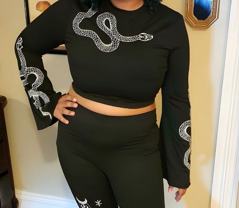 If you want to have a bold and attractive style, Snake Crop Top is exactly what you are looking for! This special design is enriched with a snake pattern and attracts attention with its modern cut Skeleton Crop Top, Cropped Black Hoodie, Gothic Crop Top, Snake Skeleton, Crop Top Long Sleeves, Gothic Crop Tops, Attractive Style, Black Long Sleeve Crop Top, Crop Top Long