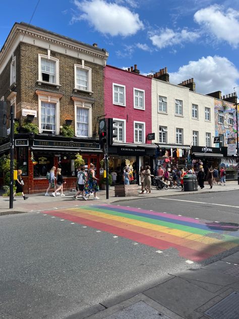 Rainbow pedestrian crossing in Camden Town - London Camden Town London, Camden Town Aesthetic, London Photo Ideas, London Camden, Pedestrian Crossing, Street Music, Camden London, Office Romance, London Trip