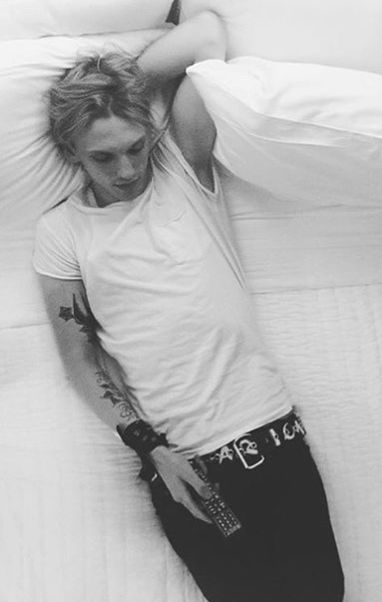 Supermodel Body, Jamie Bower, Shadowhunters Cast, Tyler Blackburn, Cute Pics, Jamie Campbell, Jamie Campbell Bower, Funny Profile Pictures, Cute Actors