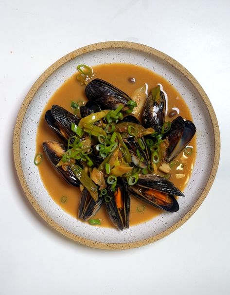 Mussels in Soybean Butter Sauce - Day With Mei Mussel Salad, How To Clean Mussels, Grilled Sardines, Mussels Recipe, Sesame Sauce, Savory Sauce, Miso Soup, Rice Crispy, Butter Sauce